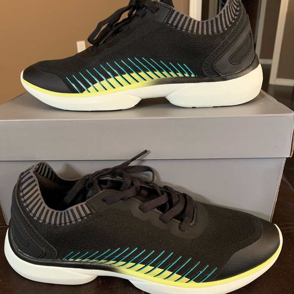 Vionic Embolden women’s sneakers 8.5